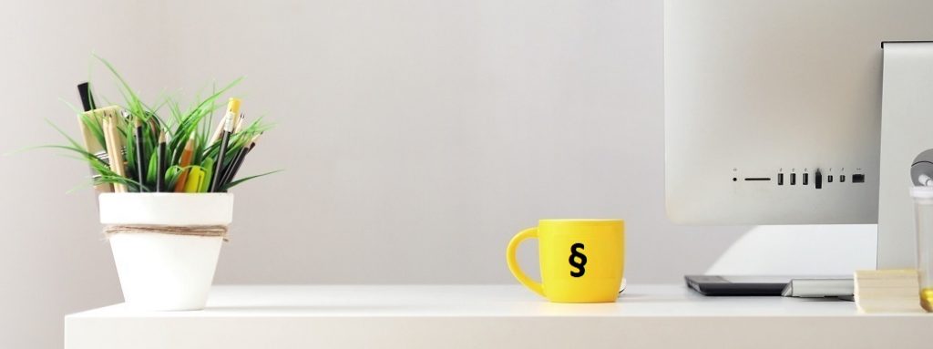 schreibtisch mit tasse und laptop