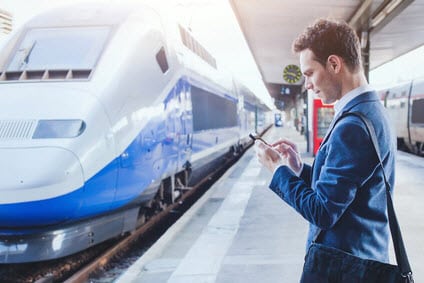 Geschäftsmann auf einer internationalen Geschäftsreise erfasst Reisekostenbeleg.