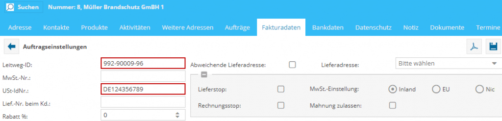 Das Bild zeigt die Software TimO indem Kundenstammblatt im Reiter Fakturadaten. Die rot markierten Felder sind die Leitweg-ID und die USt-IdNr..