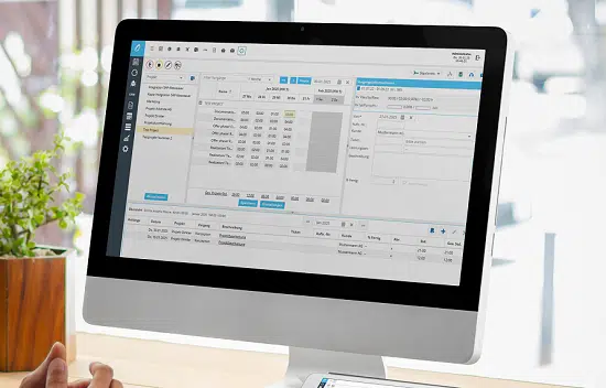 Projektzeiterfassung auf einem Desktop-PC mit Übersicht zu Projekten, Arbeitszeiten und zugehörigen Daten.