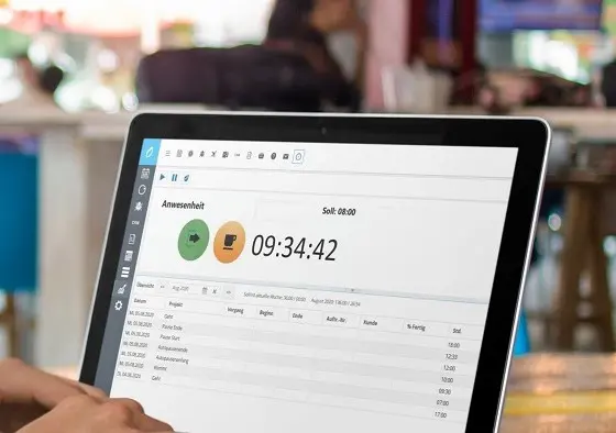 Zeiterfassungssoftware auf einem Laptop mit digitaler Stoppuhr und Tabelle der erfassten Arbeitszeiten.