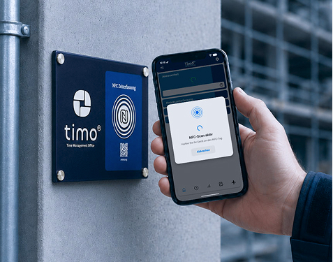 Zeiterfassungssystem von TimO® mit NFC-Scan über ein Smartphone an einer stationären NFC-Plakette.