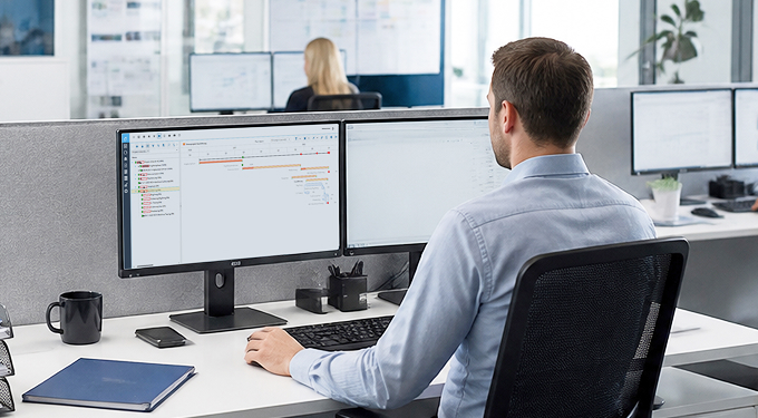 Mitarbeiter plant Projekte am Computer und verwaltet Aufgaben und Leistungen in einer Projektmanagement-Software.