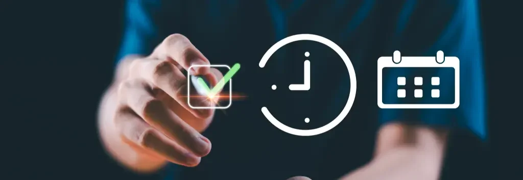 Hand tippt auf ein digitales Häkchen-Symbol neben Uhr- und Kalender-Icons als Visualisierung für einen mobile Zeiterfassung App Vergleich.